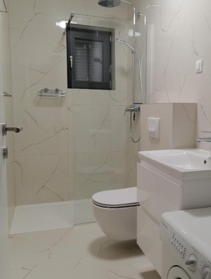 Bella Mare Apartment Mandre Bagian luar foto